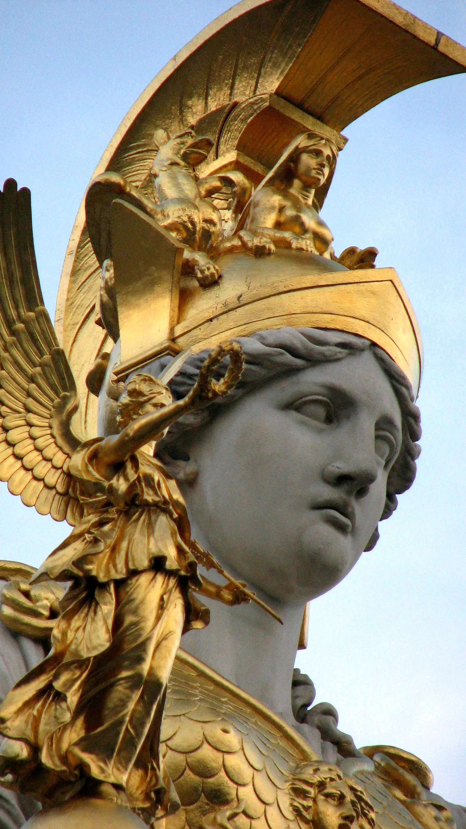 Афина Паллада статуя
