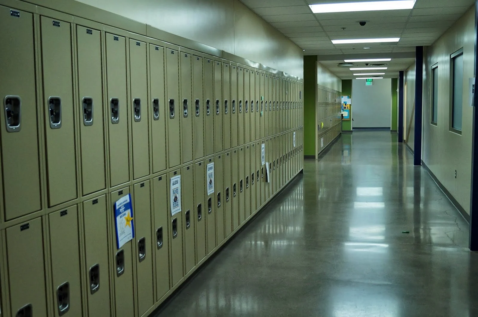 Американская школа коридор шкафчики