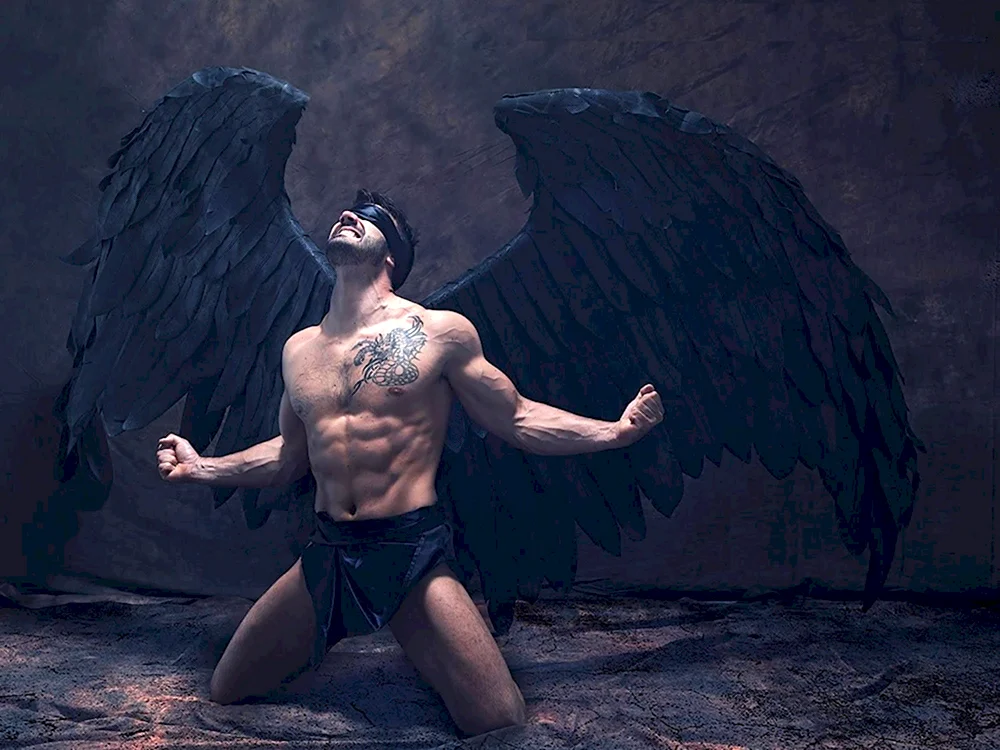 Ангел с крыльями мужчина