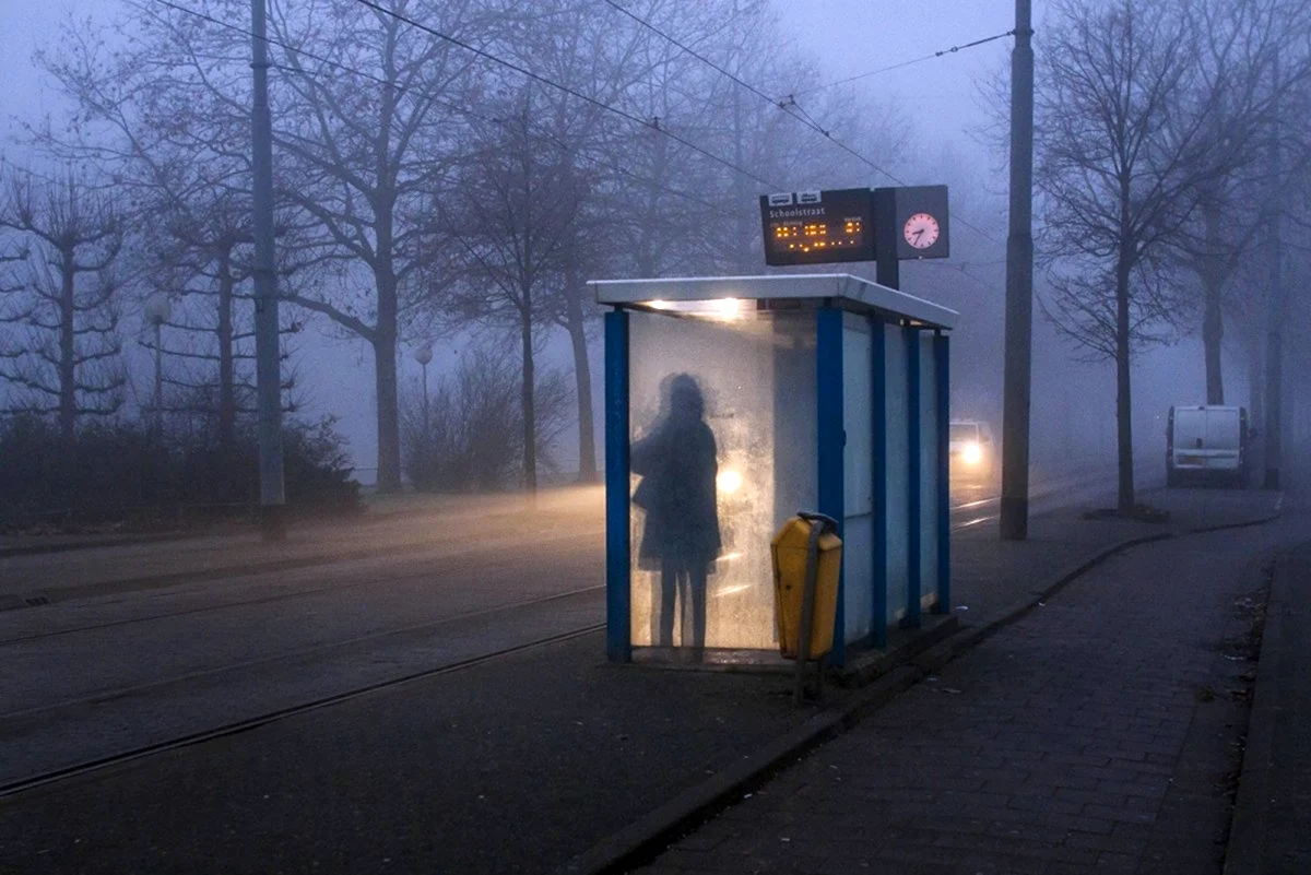 Автобусная остановка ночью