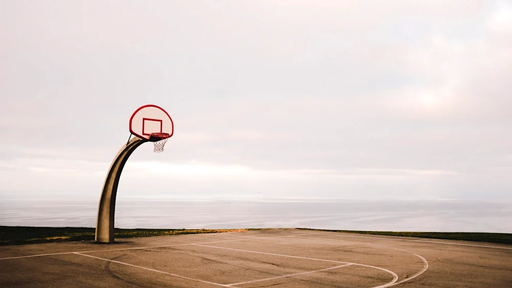 Баскетбольное кольцо на поле