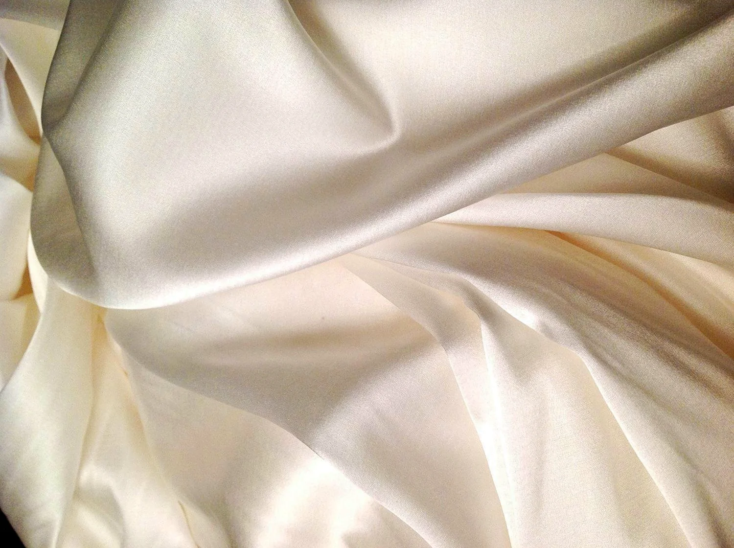 Белая шелковая ткань
