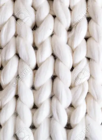 Белое вязаное полотно