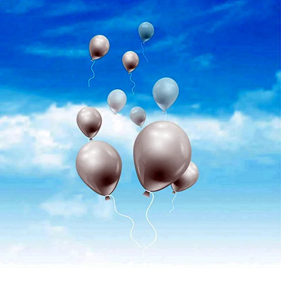 Белые воздушные шарики в небе