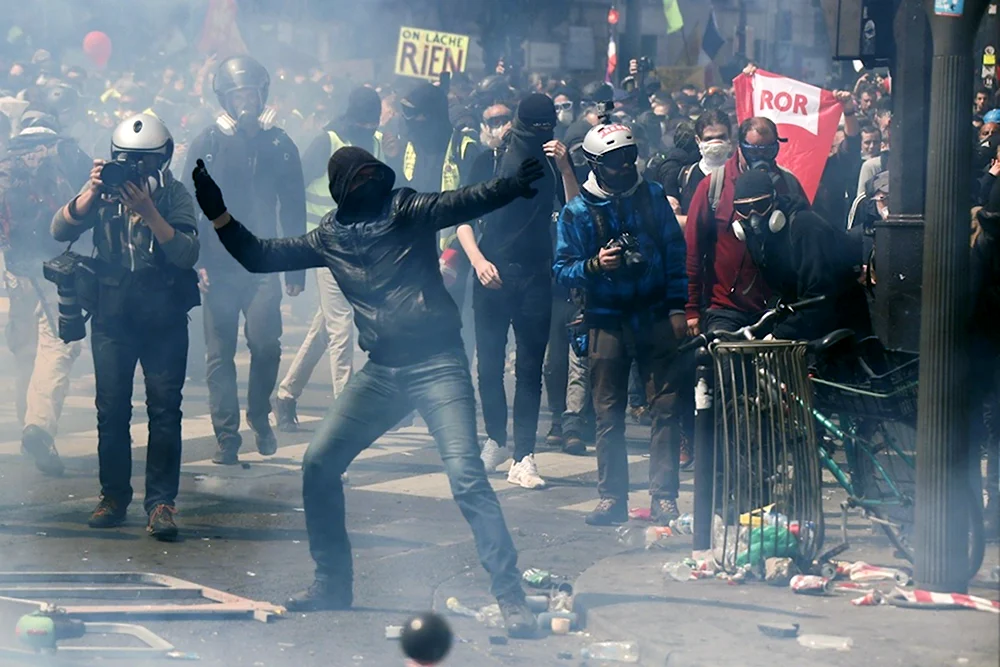 Беспорядки в Париже полиция