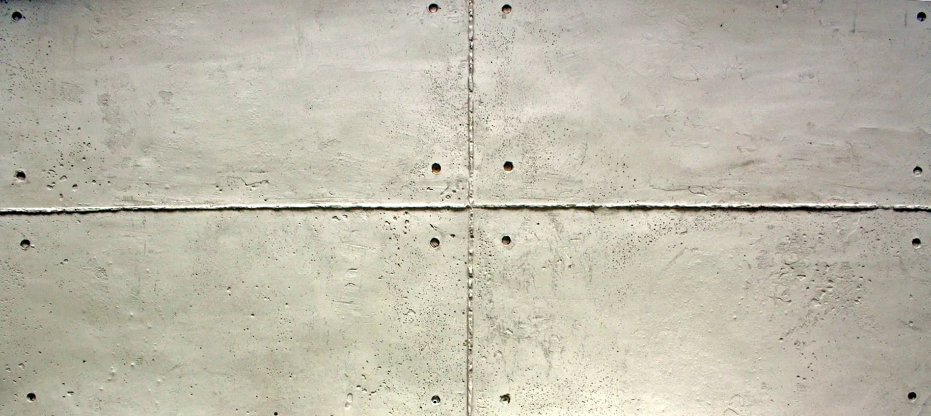 Бетонная стена со швами
