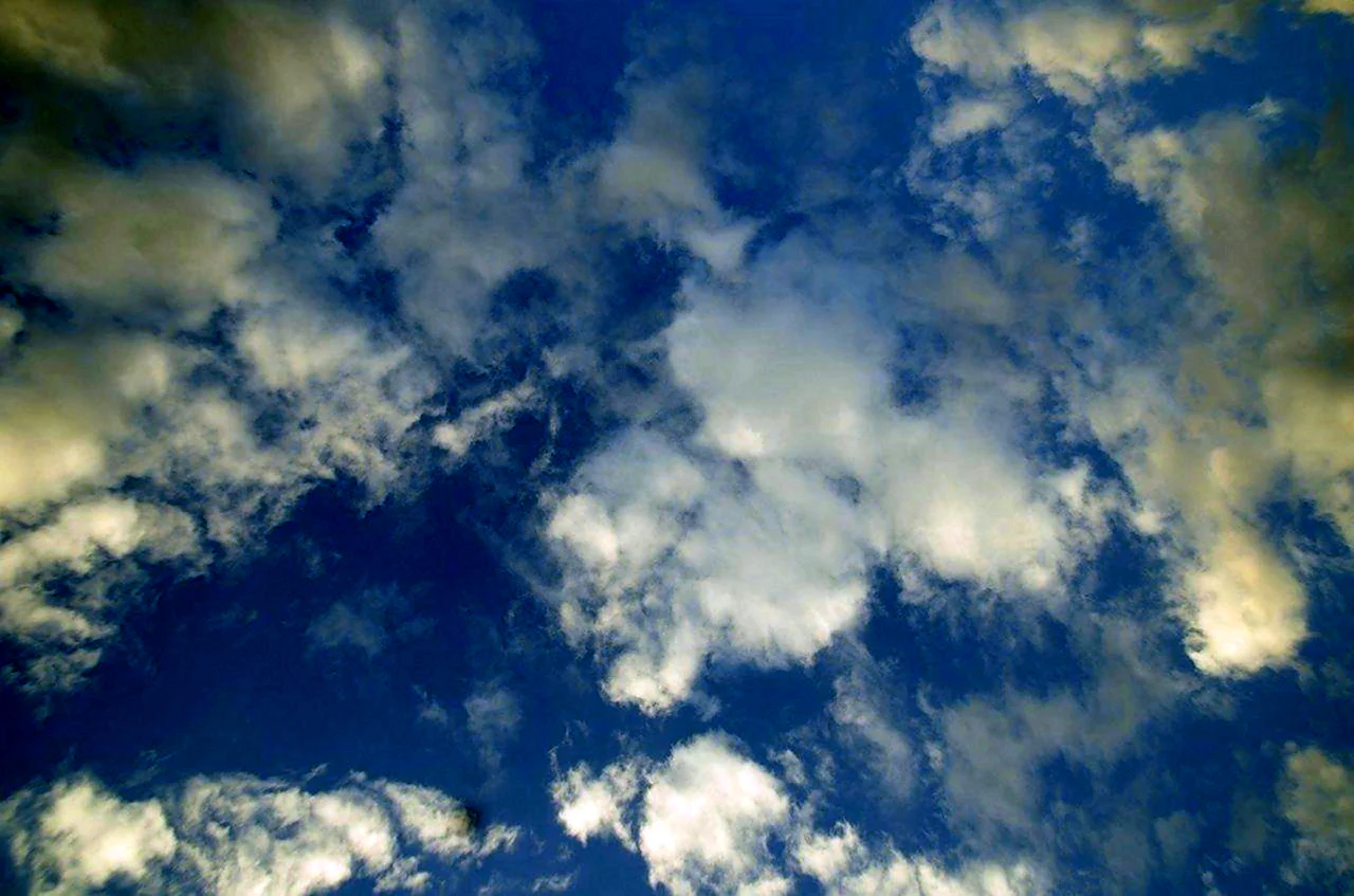 Бежевое небо с облаками
