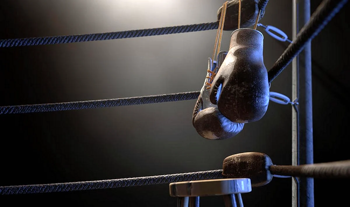 Боксерские перчатки в углу ринга