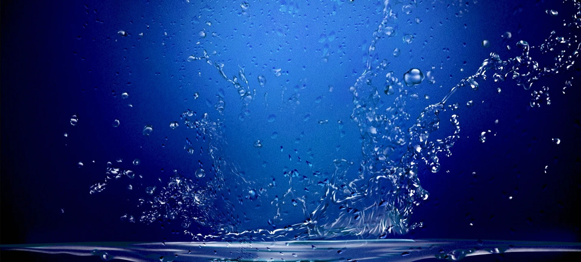 Брызги воды на голубом фоне