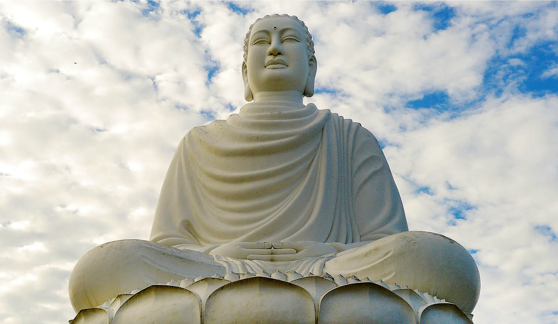 Будда Шакьямуни белый