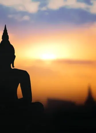 Буддизм на фоне заката