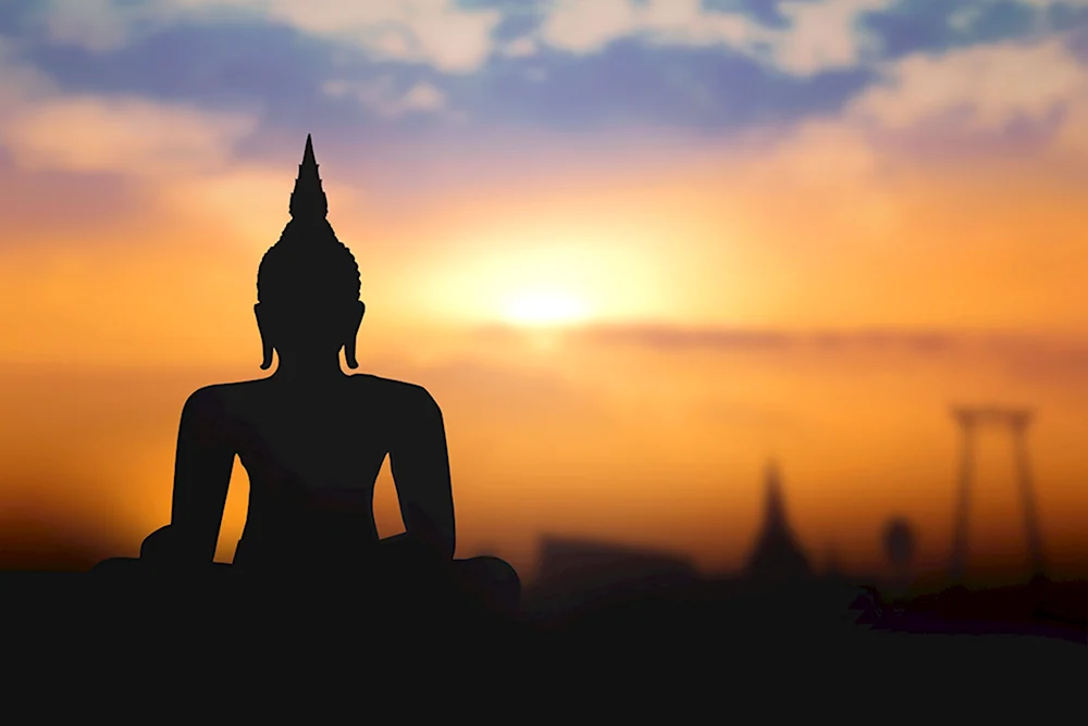 Буддизм на фоне заката