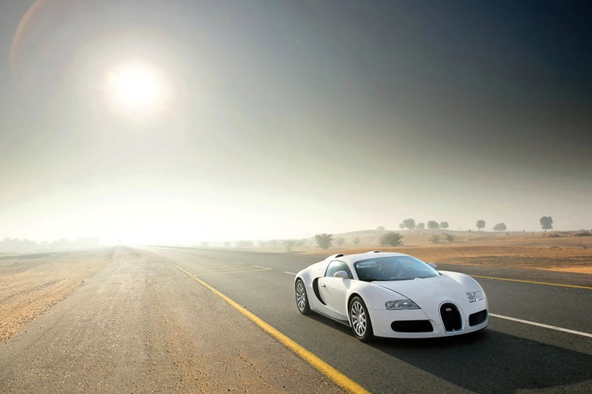 Bugatti Veyron на дороге