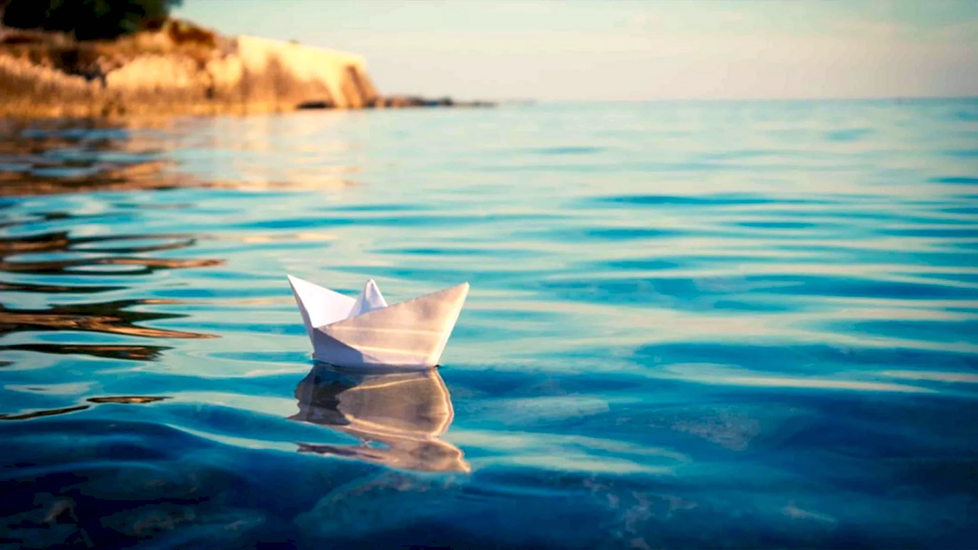 Бумажный кораблик в море