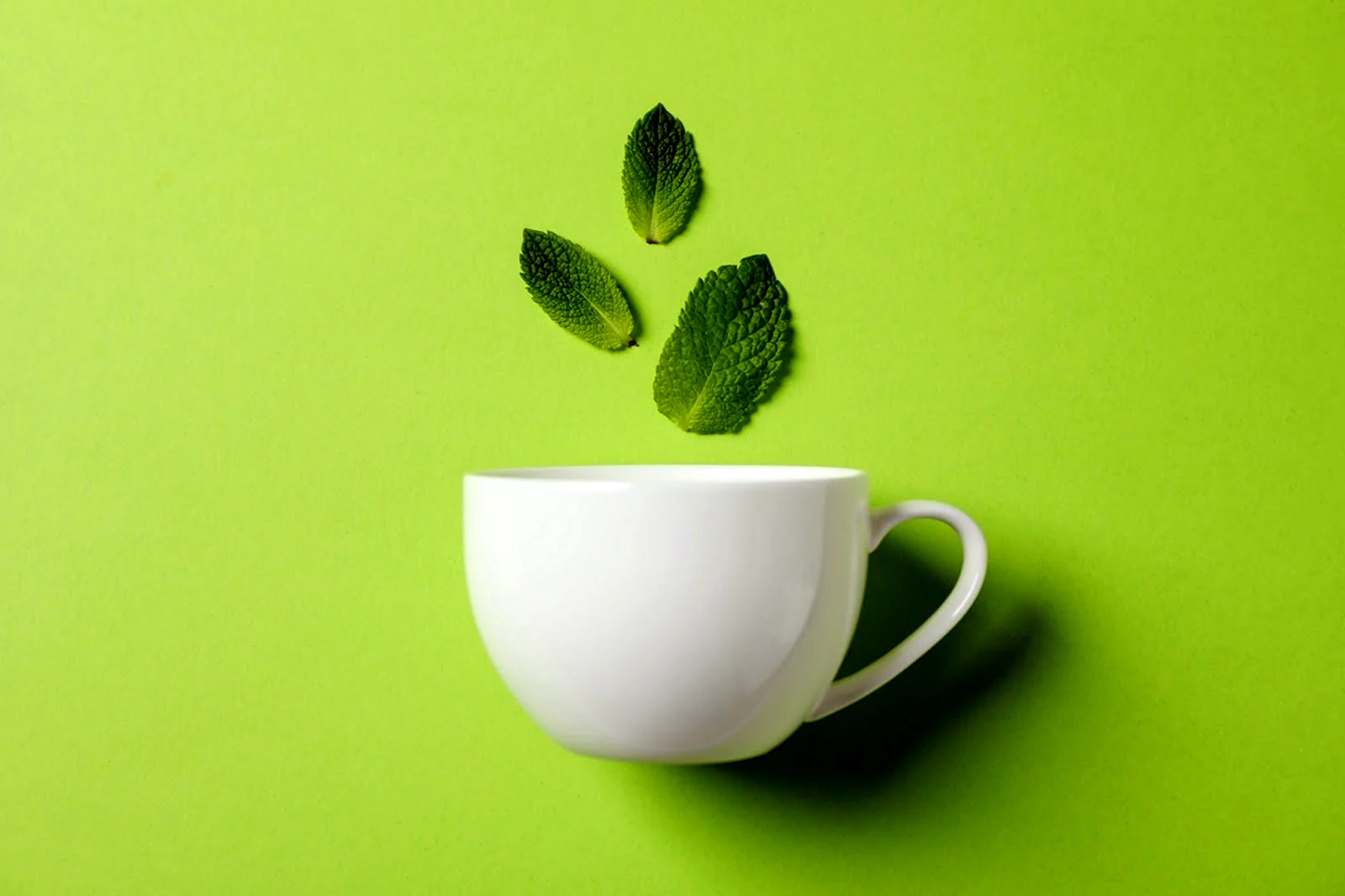 Чай на зелёном фоне