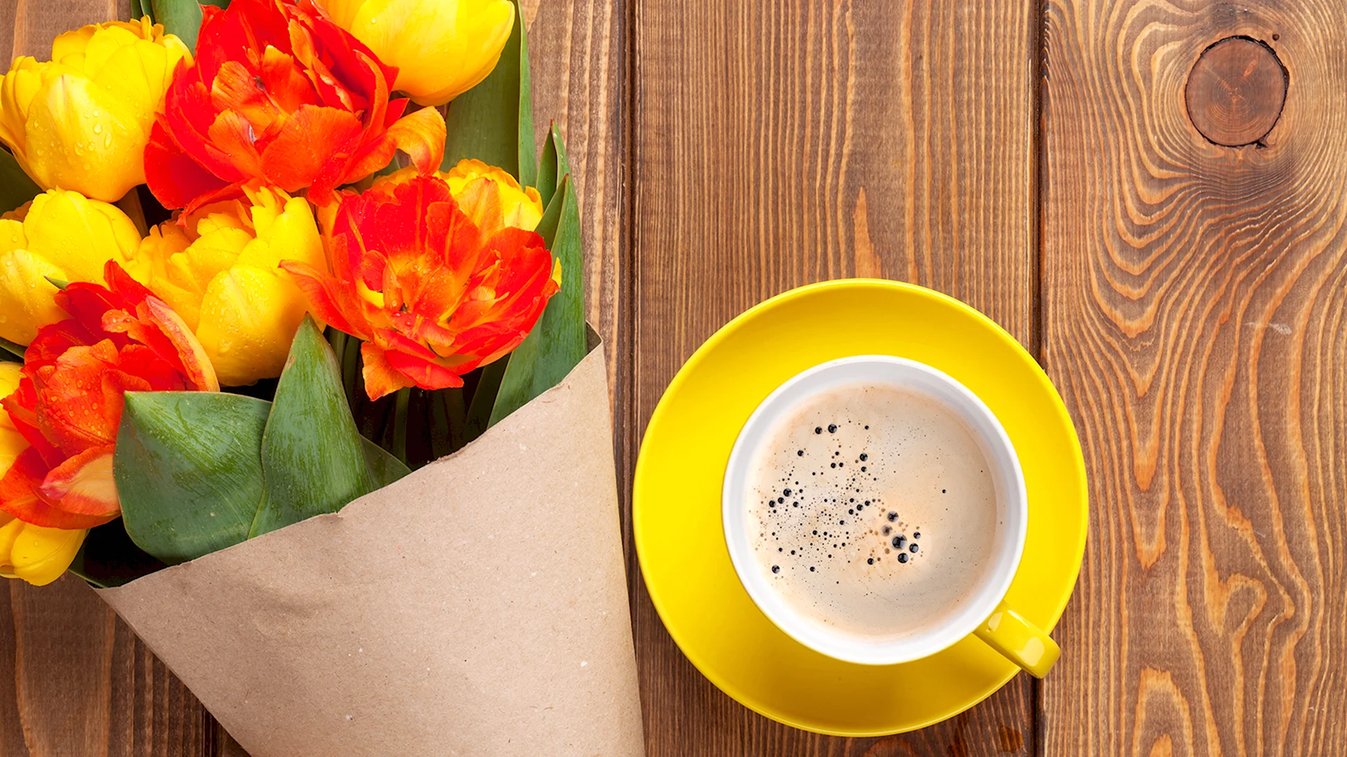 Чашка кофе и букет тюльпан