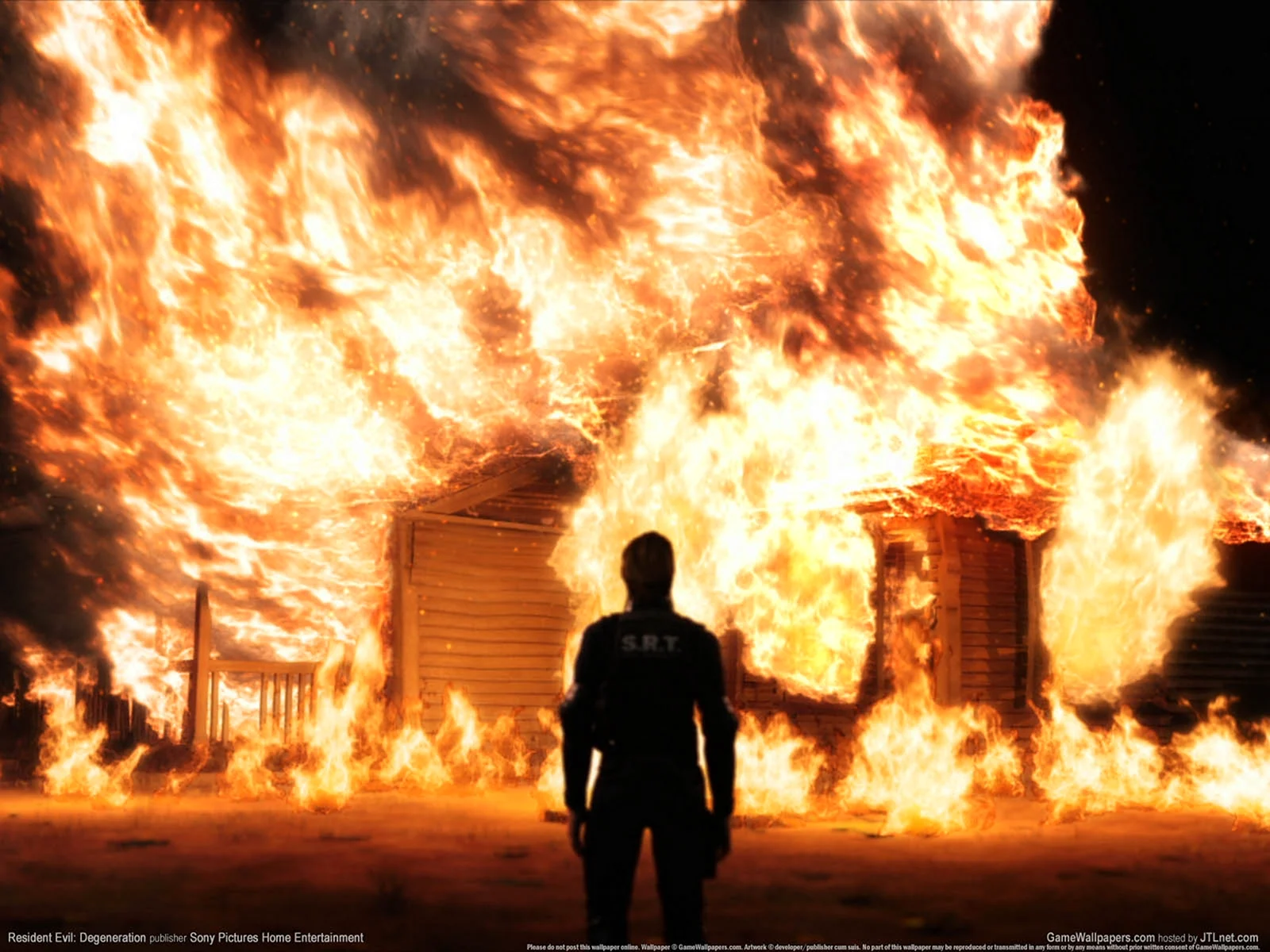 Человек на фоне горящего дома