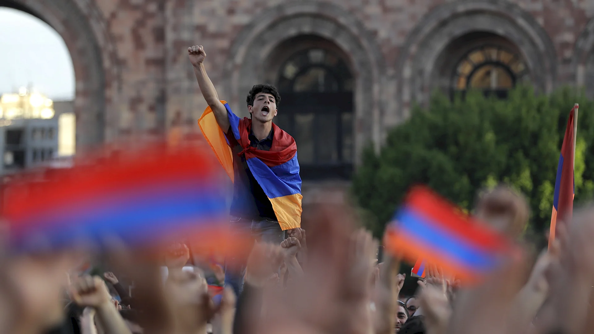 Человек с флагом Армении
