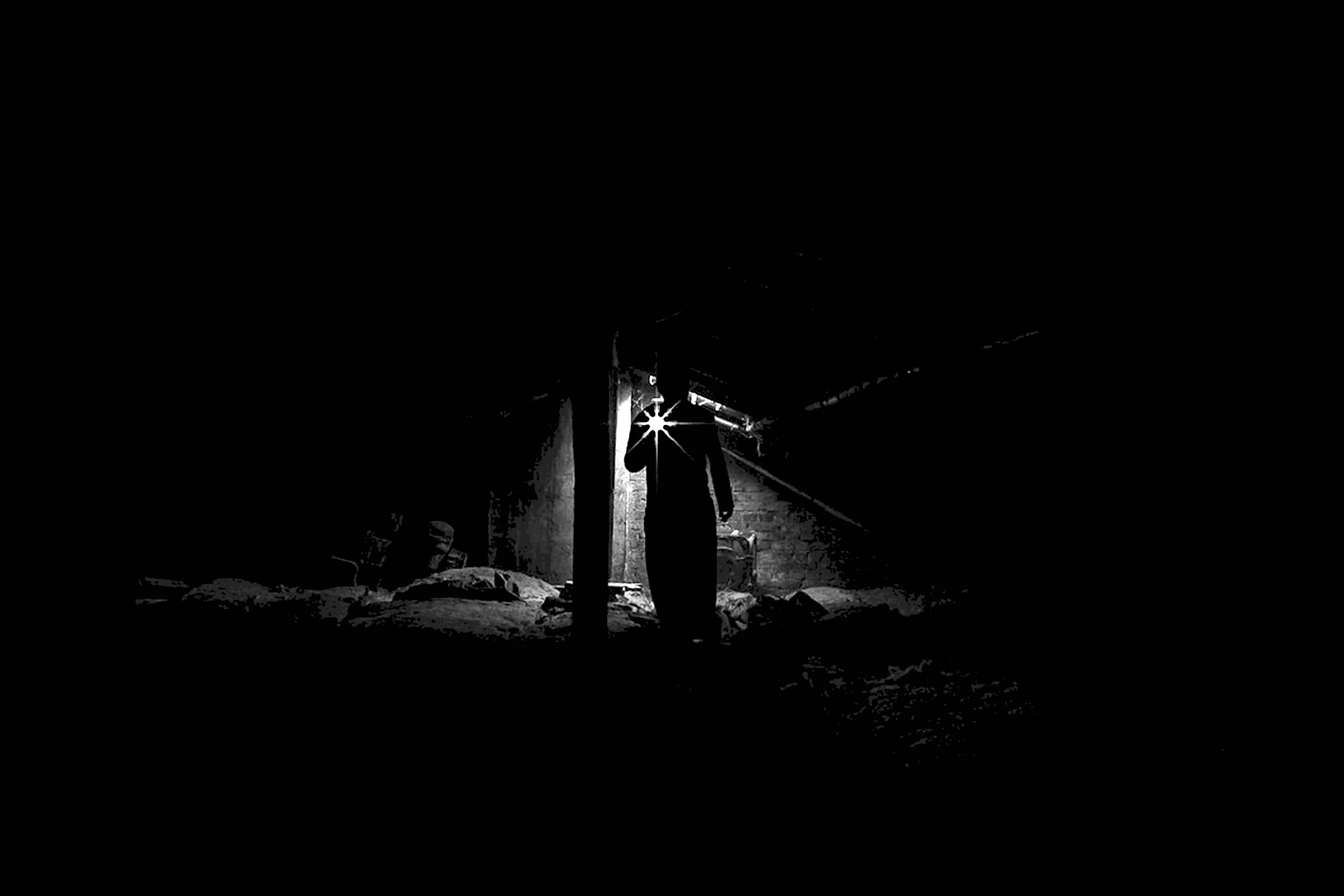 Человек с фонариком в темноте