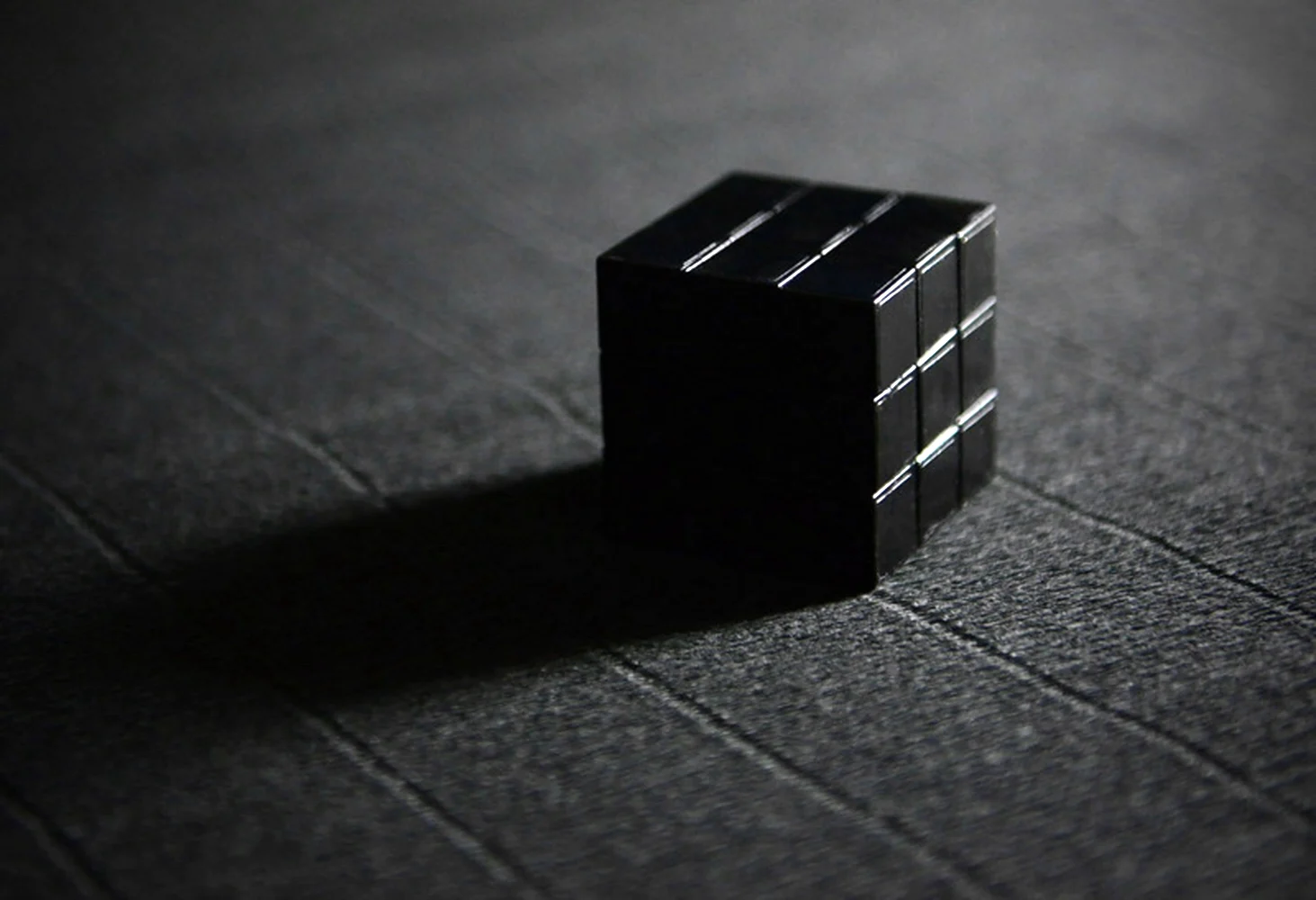 Черный кубик