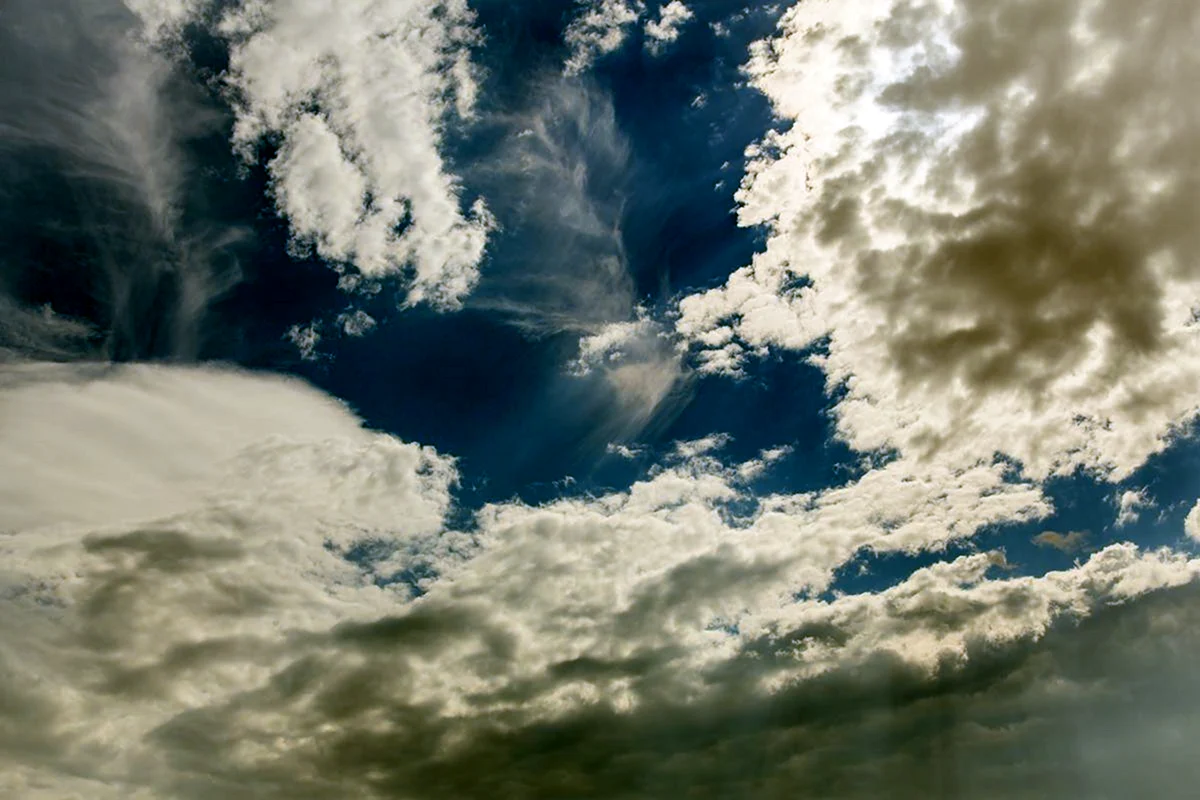 Чистое небо с облаками