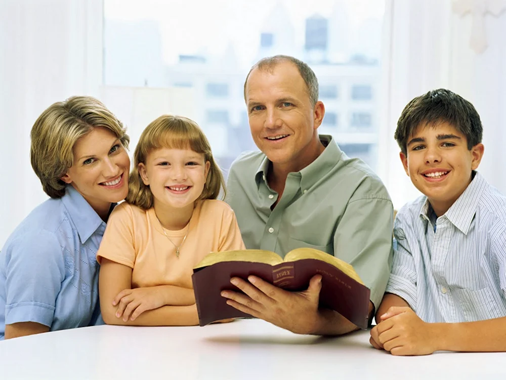 Чтение Библии в семье
