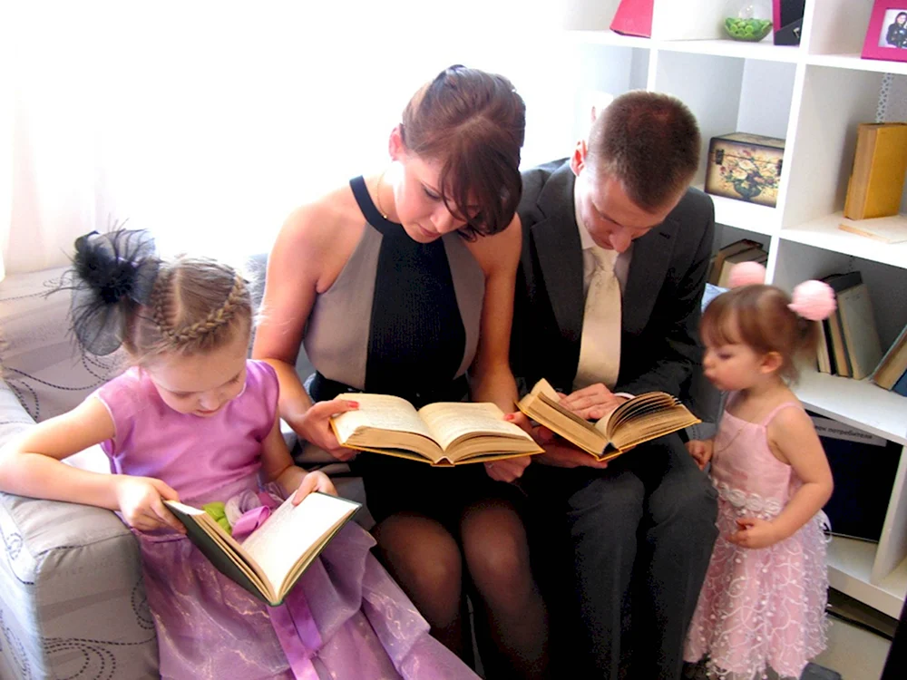 Чтение книг семьей