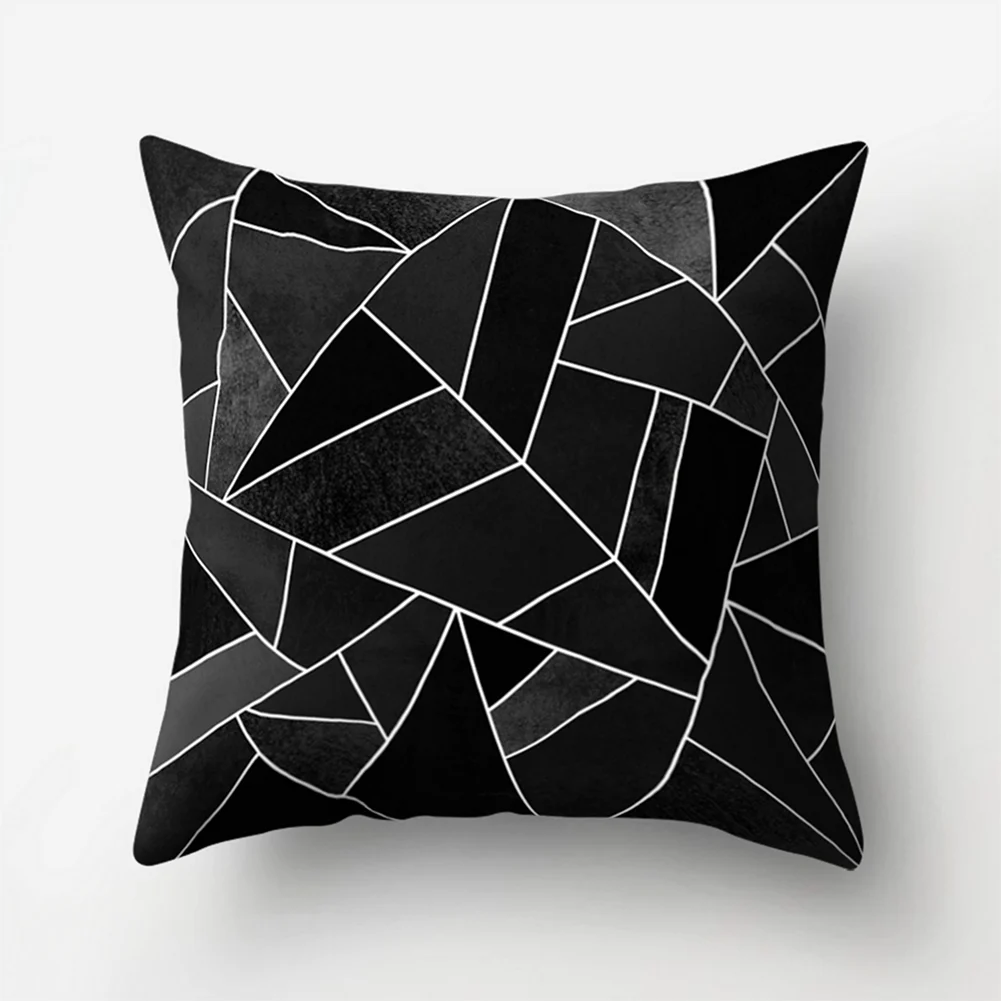 Декоративные подушки с геометрическим рисунком