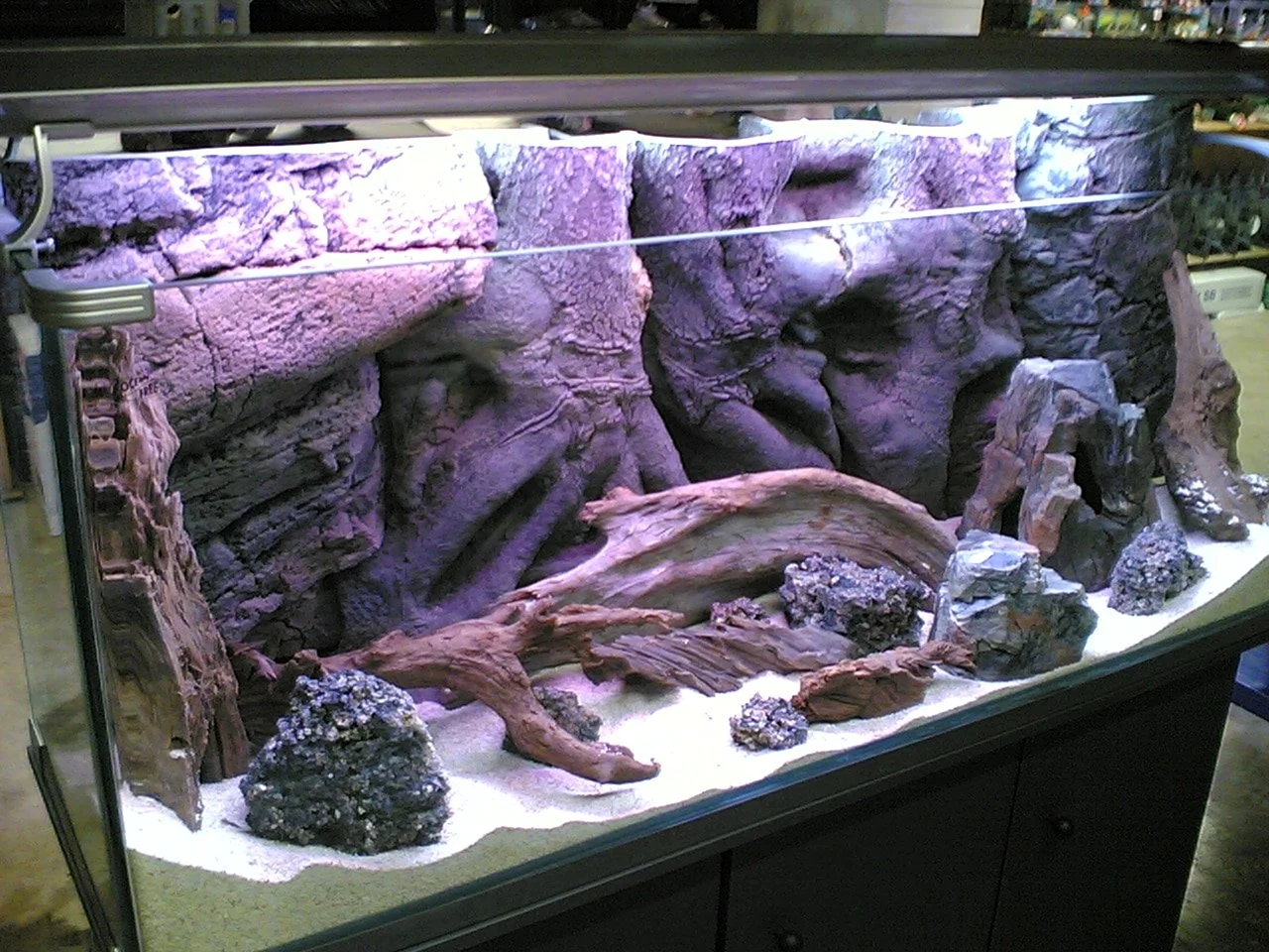 Декорации для аквариума камни