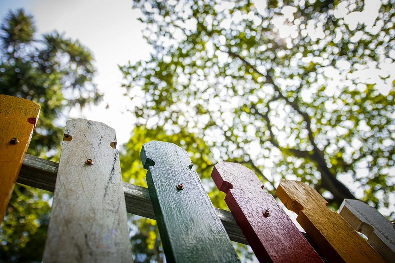 Деревянный красочный забор фон