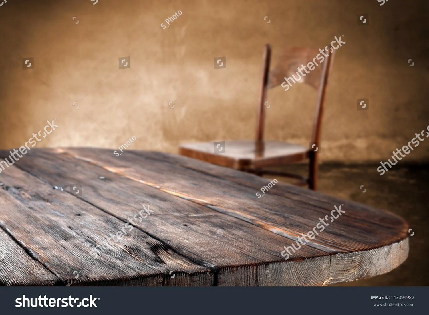 Деревянный стол у стены