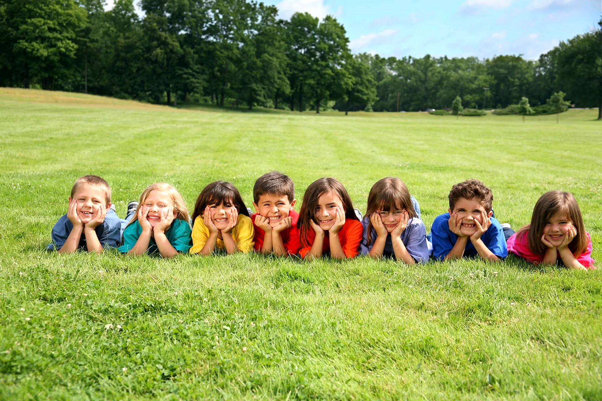 Дети летом на траве