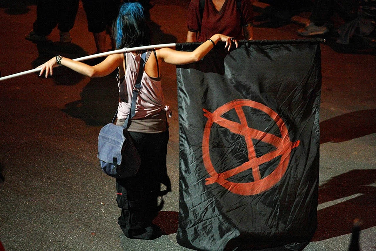 Девушка анархистка