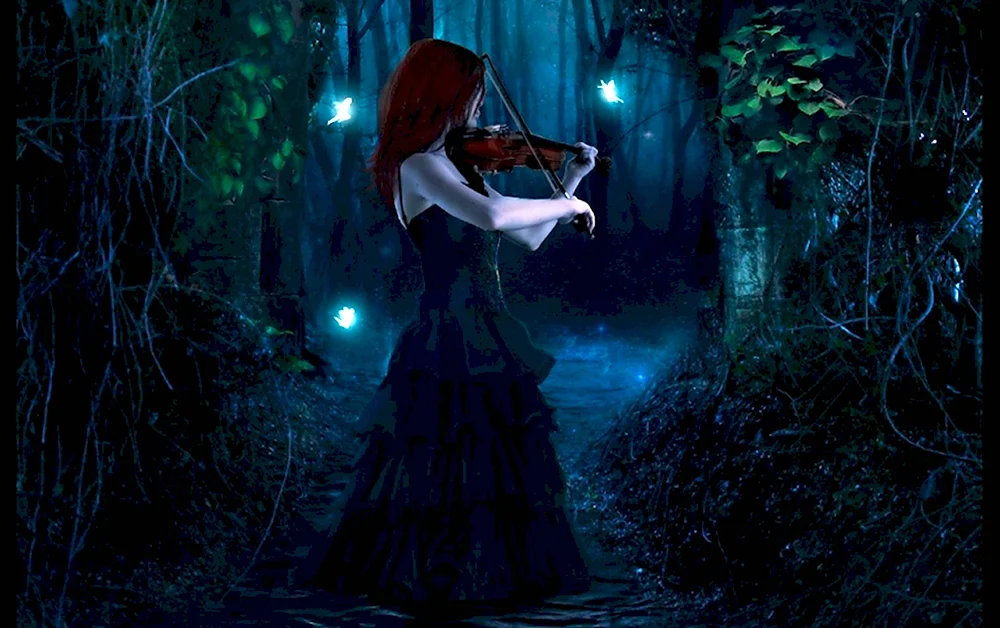 Девушка ночью в лесу