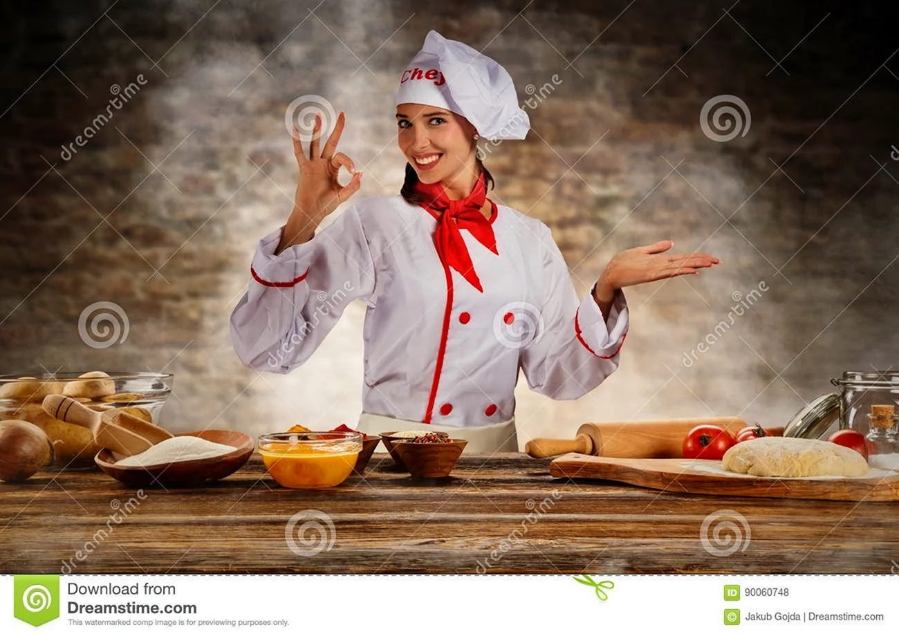 Девушка повар с тарелкой