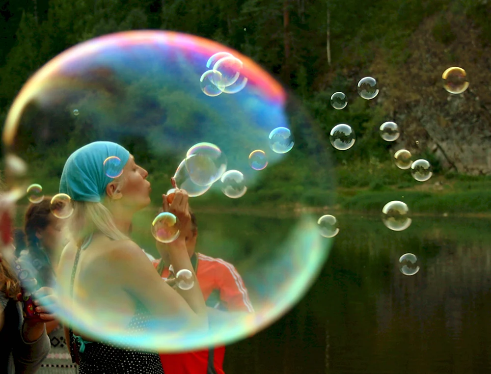 Девушка с мыльными пузырями