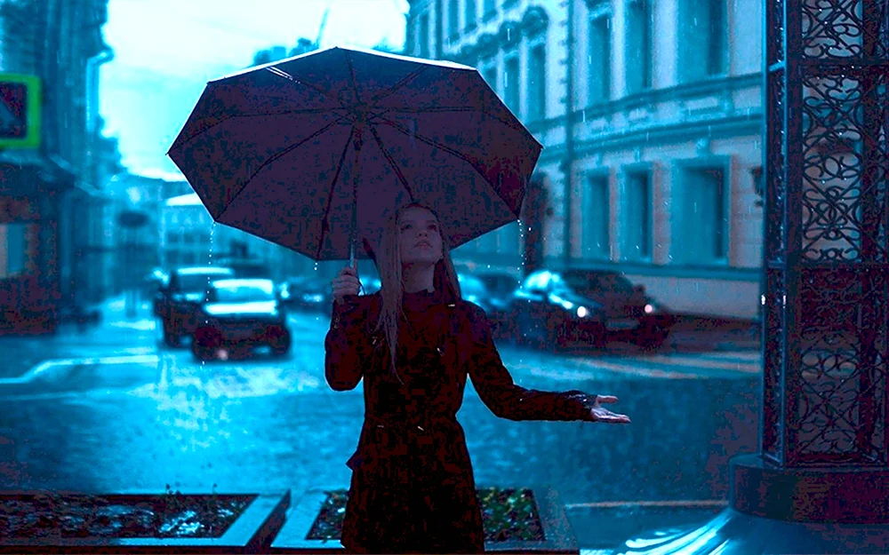 Девушка в капюшоне под дождем