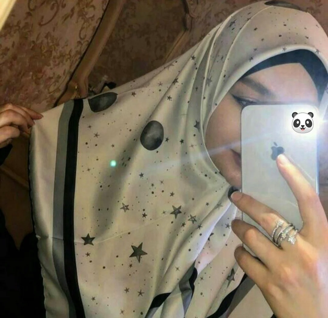 Девушка в хиджабе с айфоном