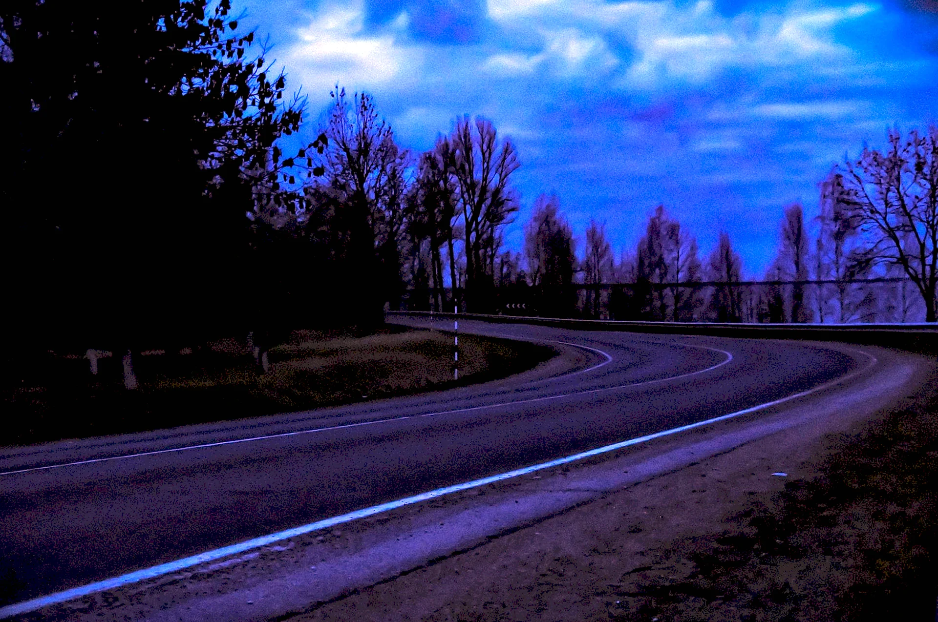 Дорога сбоку ночью