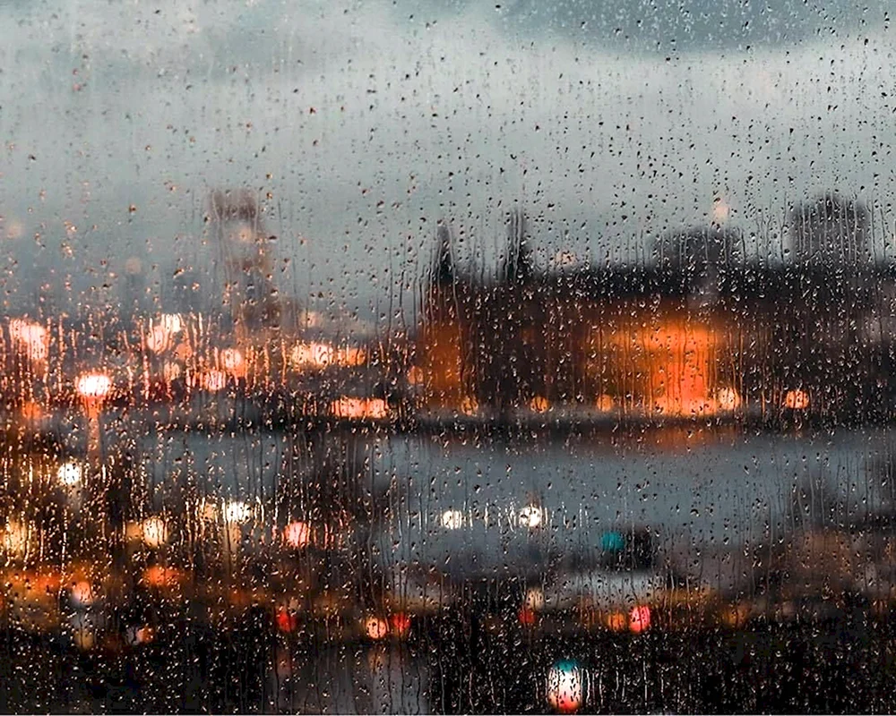 Дождь за окном в городе