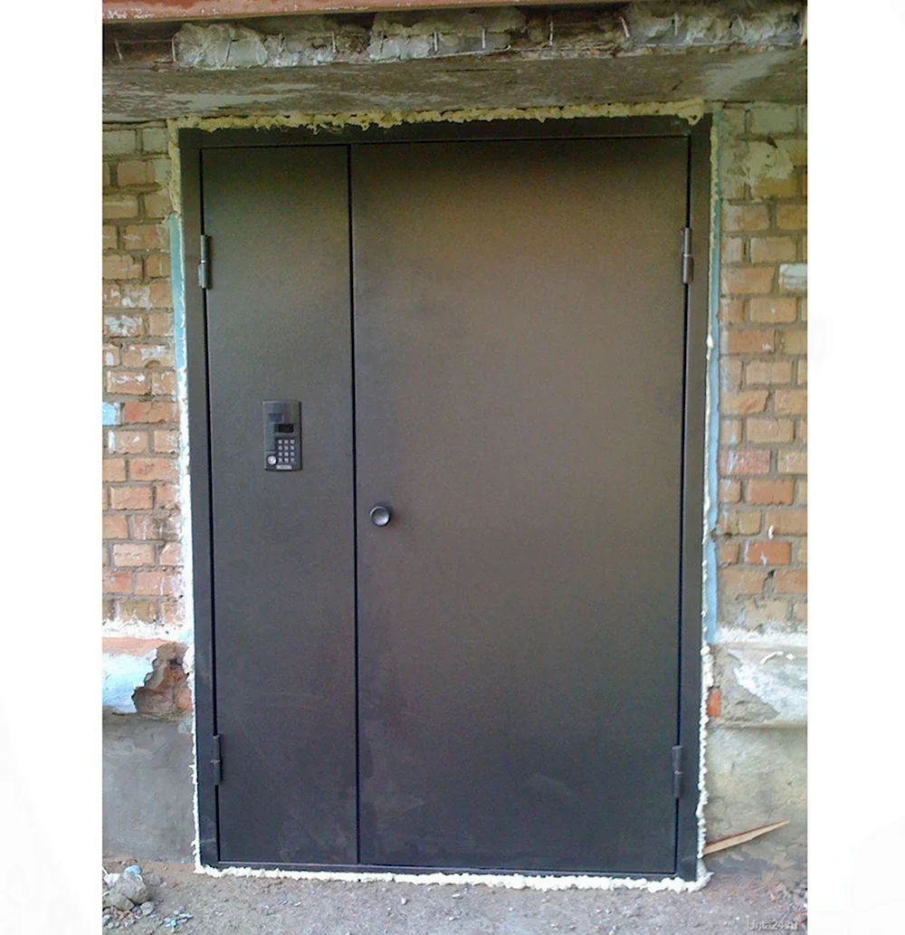 Дверь металлическая подъездная 1370х2100