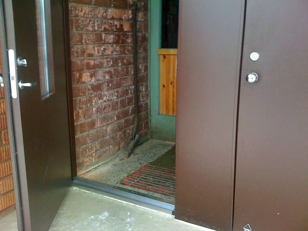 Дверь входная в подъезд металлическая 2х полая 140210