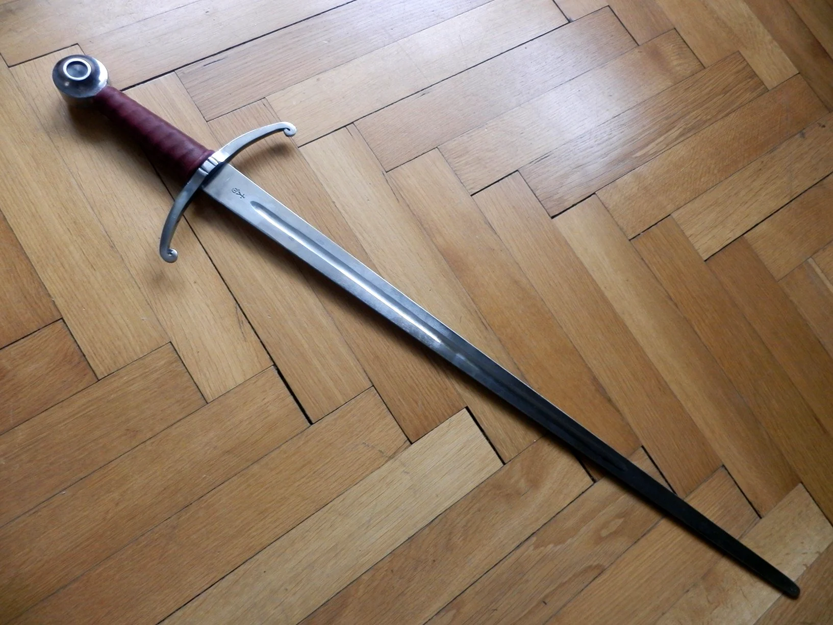 Двуручный меч сбоку