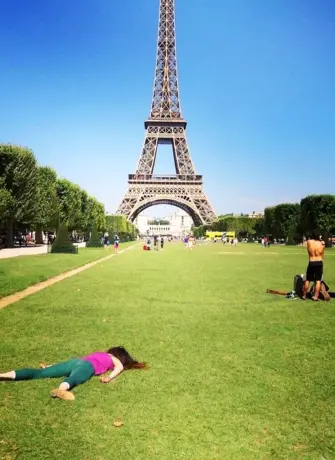 Эйфель башня в Париже и люди