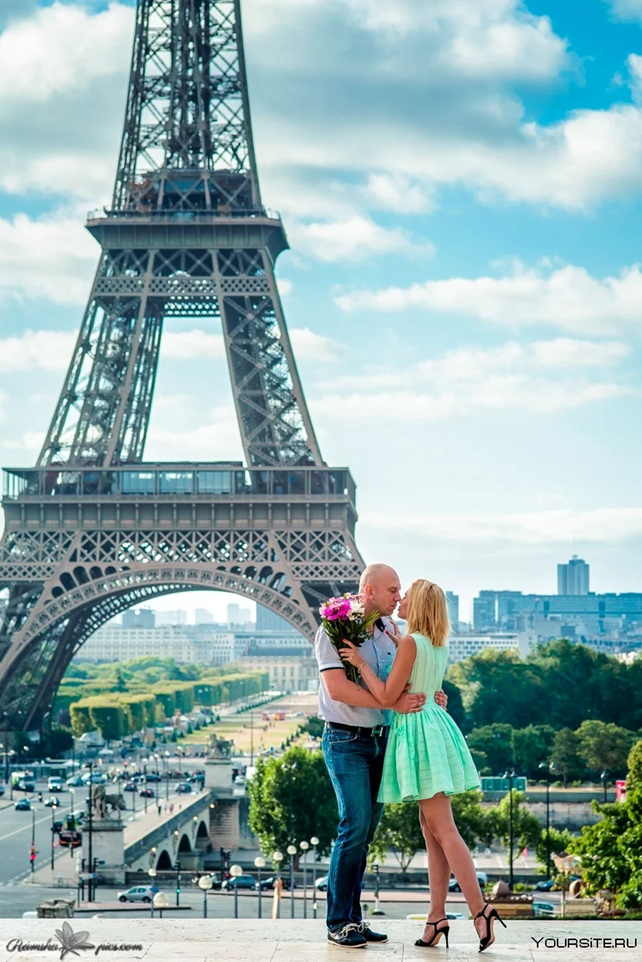 Эйфель башня в Париже и люди