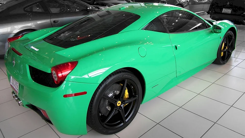 Ferrari 458 Italia зеленая