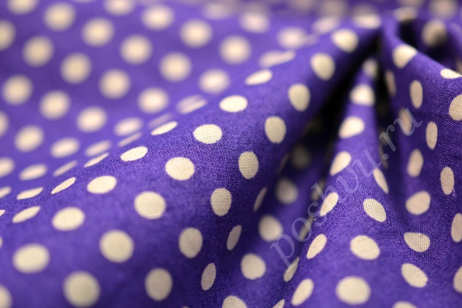 Фиолетовая ткань в горошек