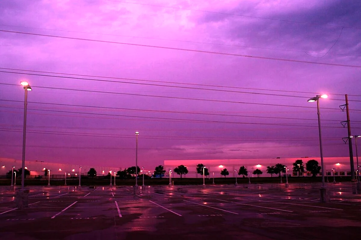 Фиолетовое небо в городе