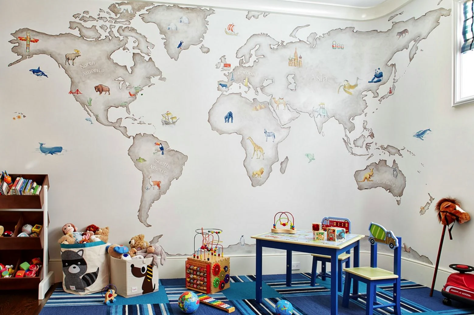 Фотообои карта мира в интерьере детской комнаты