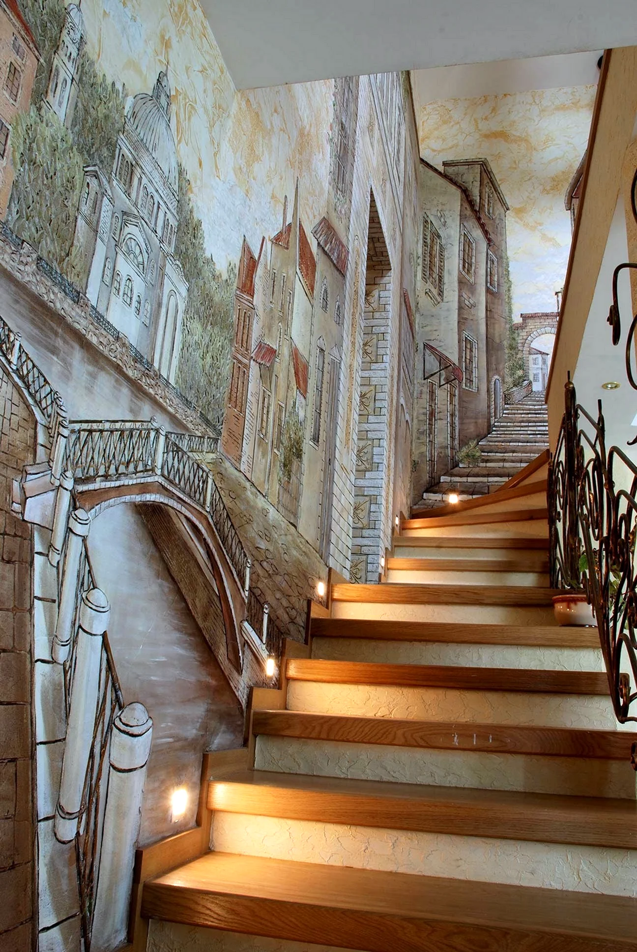 Фрески на лестнице в Академии Строганова